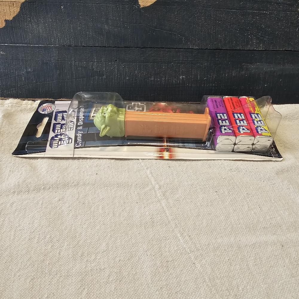PEZ 2012 Star Wars Yoda character dispenser and candy - Picture 5 of 11